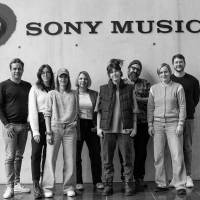MIRA und ihr Team mit den Mitarbeiter:innen vom Label Europa, der Family & Home Entertainment Division von Sony Music. V.l.n.r: Arndt Seelig, Vice President Family & Home Entertainment; Nathalie Forest, Marketing Managerin; Anne Schlenker, Head of Business – Mira und das fliegende Haus; Simone Schreier, Marketing Management – Mira und das fliegende Haus; Künstlerin Mira; Arne Ghosh, Management – Mira und das fliegende Haus; Elisa Linnemann, Director Marketing Family & Home Entertainment; Sebastian Hödl, Senior A&R and Product Manager
Foto: Sony Music
