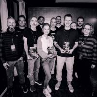Übergabe des Achievement Awards an die TKKG-Sprecher. V.l.n.r.: Jan Comin, Project Manager Bucardo GmbH; Arndt Seelig, Vice President Family & Home Entertainment Sony Music; Sascha Draeger, Sprecher ‘Tim’; Martin Hofstetter, TKKG Autor und Regisseur; Rhea Harder-Vennewald, Sprecherin ‚Gaby‘; Manou Lubowski, Sprecher ‚Klößchen‘; Tilmann Richter, Vice President Live Ventures Sony Music;  Tobias Diakow, Sprecher ‚Karl’;  Elisa Linnemann, Director Marketing Family Entertainment Sony Music; Christoph Behm, CEO Sony Music;  Petra Delmar, Senior Product Manager Family Entertainment Sony Music
©Linh Nguyen | @linh20kmh
