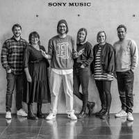 Foto: Sony Music
Das Sony Music Team und herrH (v.l.n.r): Sebastian Hoedl (Senior A&R and Product Manag-er), Anke Fischer (Senior Marketing Managerin), Simon Horn (herrH), Svenja Bartsch (Direc-tor Product Management), Elisa Linnemann (Director Marketing) und Arndt Seelig (Vice President Family & Home Entertainment)

