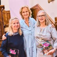Sie prägten die Hörspielserie Hanni und Nanni 53 Jahre und 80 Folgen: Regine Lamster, Sprecherin der Hanni; Heikedine Körting,  Produktion und Regie; Manuela Dahm, Sprecherin der Nanni (v.l.n.r.)
Foto: Julia Schwendner