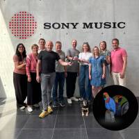 Das Team von Sony Music Family Entertainment freut sich über den Super-Papagei, die erste hochwertige Sammelfigur mit „Die drei ???“-Coverillustration von Aiga Rasch und tigerKEY-Technologie