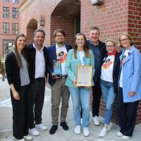 Im Rahmen des diesjährigen Lizenznehmertreffens des Coppenrath Verlags am 11. Juni würdigten die beiden Unternehmen ihre zehnjährige Erfolgsgeschichte: Nina Pogarell, Senior Marketing Managerin Sony Music; Arndt Seelig, SVP Family & Home Entertainment Sony Music; Dr. Lambert Scheer, Geschäftsführung Coppenrath Verlag; Eva Dobel, Senior Product Managerin Sony Music; Jörg Eggert, Senior Label Manager Sony Music; Mandy Queißer, Leitung Rechte und Lizenzen Coppenrath Verlag; Nicola Dröge, Programmleitung Kinderbuch Coppenrath Verlag (v.l.n.r.)
Foto: © EUROPA (Sony Music)
